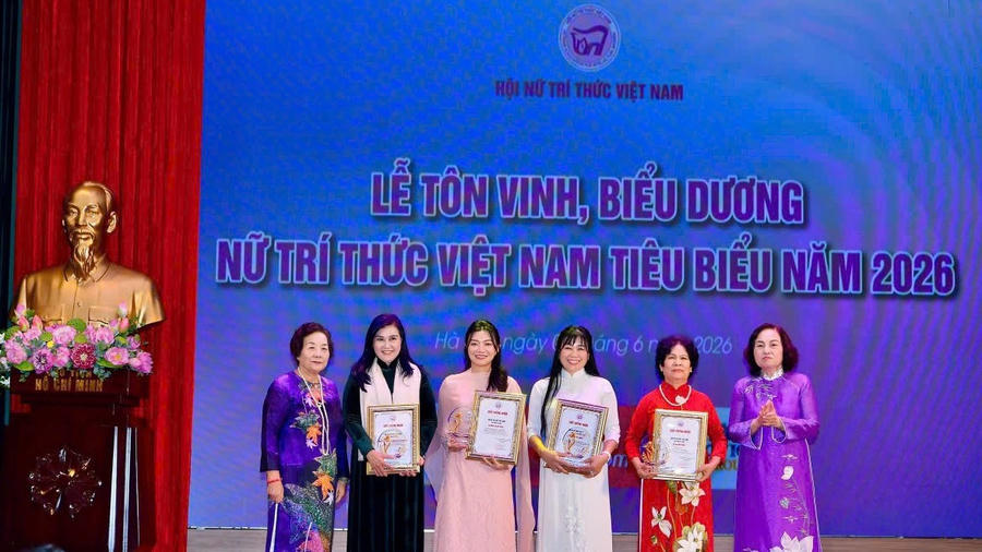 Bà Nguyễn Thị Thành vinh dự nhận danh hiệu "Nữ trí thức tiêu biểu có nhiều đóng góp cho đất nước”.