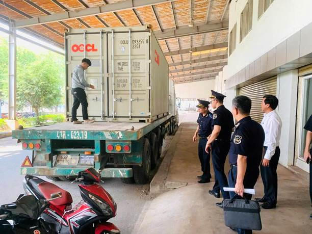 Lực lượng chức năng kiểm tra phát hiện 325.000 bao thuốc lá điếu nhãn hiệu ESSE có dấu hiệu giả mạo nhãn hiệu. (Ảnh: Cục Hải quan).