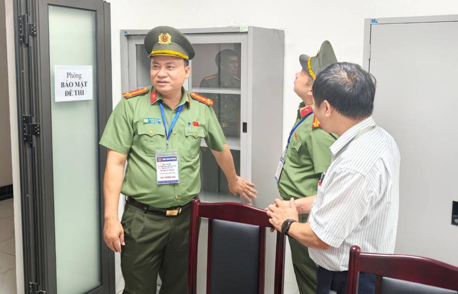 Đại tá Nguyễn Tiến Đạt - Phó Giám đốc CATP Hà Nội, Phó Trưởng Ban Chỉ đạo thi tốt nghiệp THPT Thành phố trực tiếp kiểm tra công tác bảo đảm an ninh, trật tự tại điểm thi Trường THPT Phúc Thịnh (xã Phúc Thịnh). CA Hà Nội.