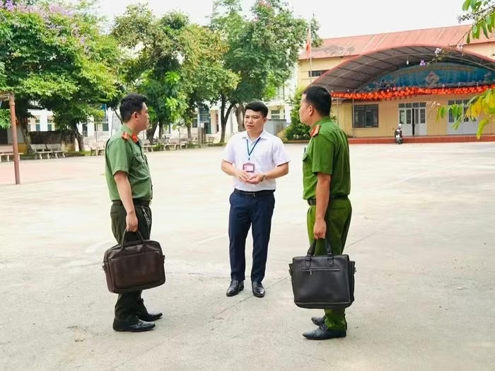 Công an phường Bắc Kạn và đại diện Ban giám hiệu Trường THPT Bắc Kạn kiểm tra thực tế tại điểm thi. Nguồn: CAND