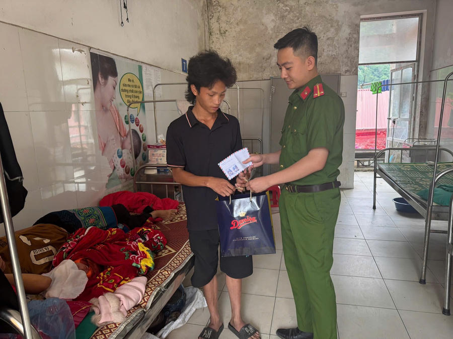 Đại diện Công an xã đến thăm hỏi, trao quà chúc mừng gia đình chị S.T.N.