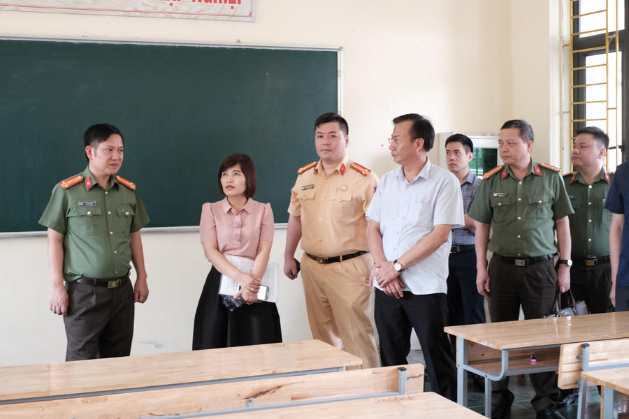 Thượng tá Nguyễn Đức Mạnh, Phó Giám đốc Công an tỉnh, Phó Trưởng Ban Chỉ đạo thi tốt nghiệp THPT tỉnh (ngoài cùng bên trái) kiểm tra công tác chuẩn bị kỳ thi tốt nghiệp THPT năm 2026. CA Quảng Ninh.