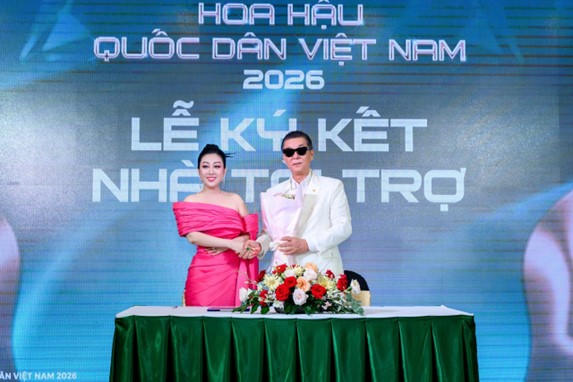 Nhà báo Huỳnh Ngọc Kim Trang (bìa trái) cùng nhà nhà tài trợ.