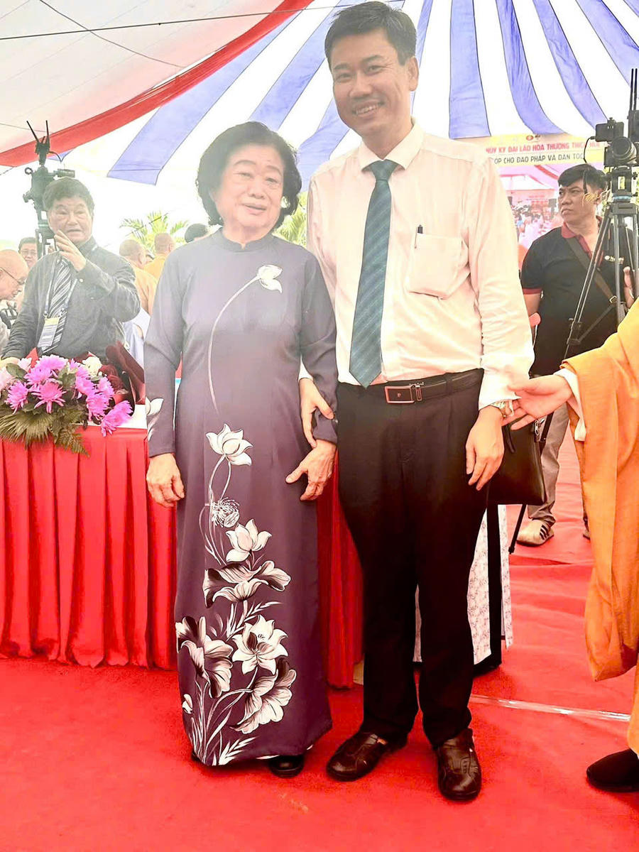 Ông Viên Hồng Tiến - Bí thư Đảng ủy phường Biên Hòa chụp ảnh lưu niệm cùng nguyên Phó Chủ tịch nước Trương Mỹ Hoa.