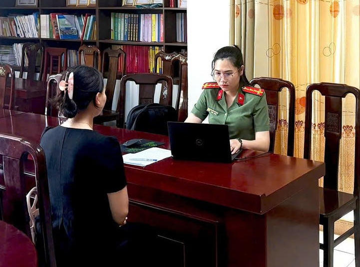 Làm việc cùng trường hợp cung cấp, chia sẻ thông tin sai sự thật về dự án NỞXH phường Trần Phú - Ảnh Công an Hà Tĩnh.