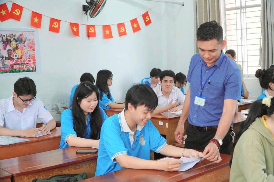Giáo viên phổ biến nội quy và giấy tờ cho các thí sinh khi vào phòng thi.