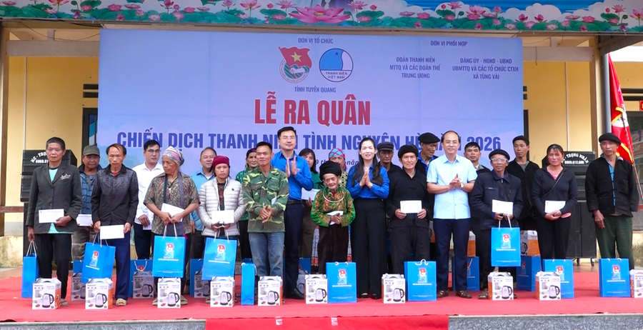 Đồng chí Nguyễn Nhất Linh và đồng chí Dương Minh Nguyệt trao quà cho các gia đình chính sách, gia đình có công với cách mạng. (Ảnh: Hoàng Chính).