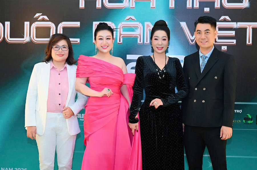Luật sư, Thạc sĩ Đặng Thị Thúy Huyền chụp ảnh lưu niệm cùng Ban Giám khảo cuộc thi.