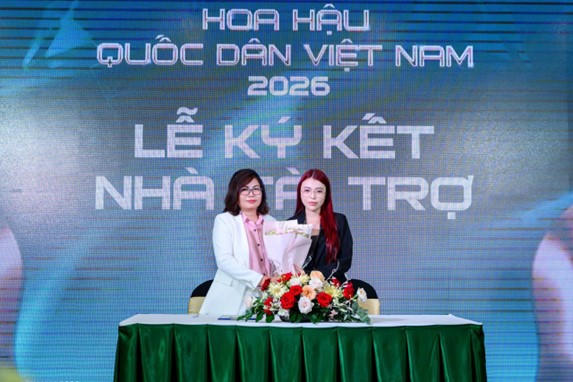 Luật sư – Thạc sĩ Đặng Thị Thúy Huyền ký kết nhà tài trợ tại họp báo công bố cuộc thi