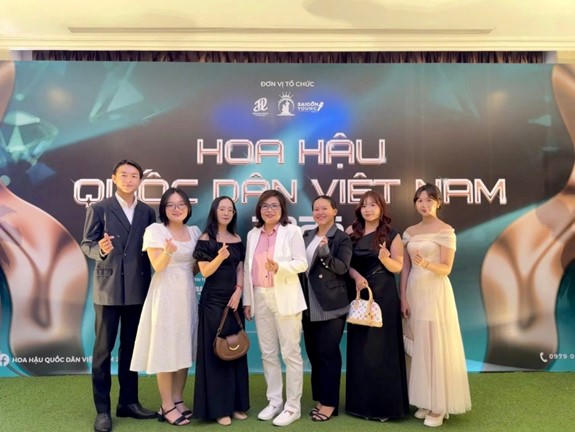 Luật sư, Thạc sĩ Đặng Thị Thúy Huyền - Phó Ban Tổ chức cuộc thi chụp ảnh lưu niệm cùng khán giả tại buổi họp báo.