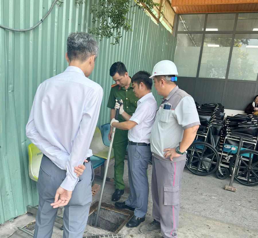 Đoàn kiểm tra lấy mẫu nước thải tại Bệnh viện S.I.S Cần Thơ.  Ảnh C.A