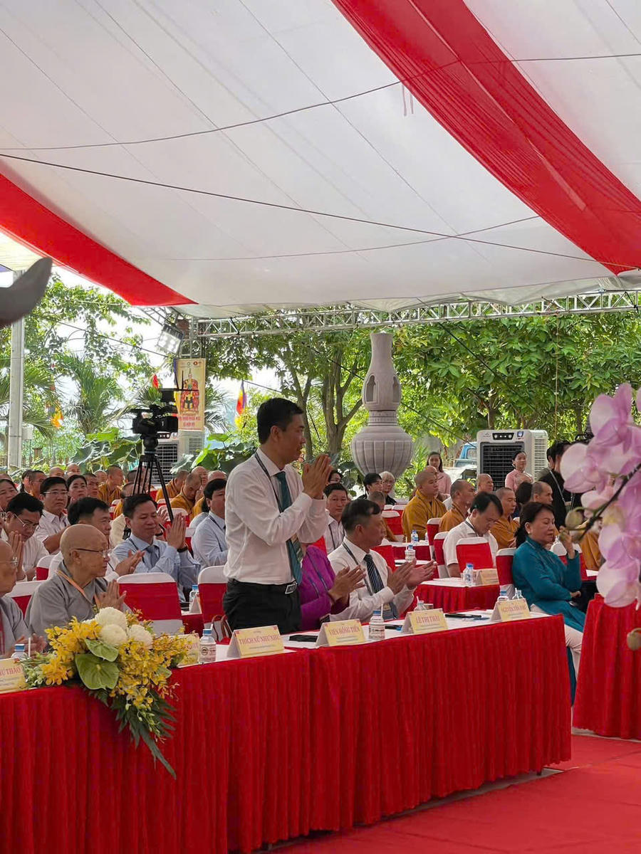 Ông Viên Hồng Tiến, Thành ủy viên, Bí thư Đảng ủy, Chủ tịch HĐND phường Biên Hòa cùng các đại biểu tham dự Hội thảo.
