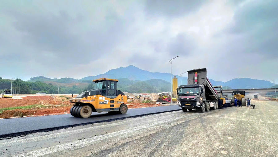 Thi công cao tốc Tuyên Quang - Hà Giang giai đoạn 1 (Ảnh: Văn Nhất).