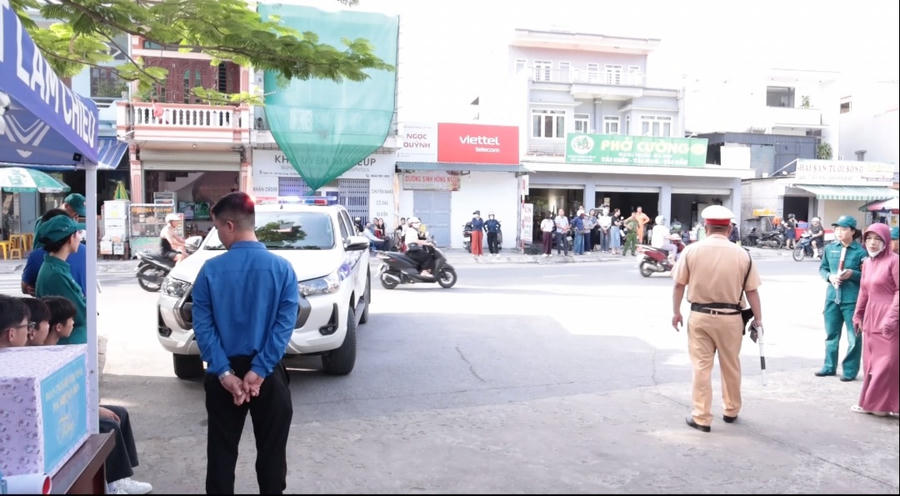 Lực lượng chức năng túc trực, phân luồng giao thông tại khu vực điểm thi.