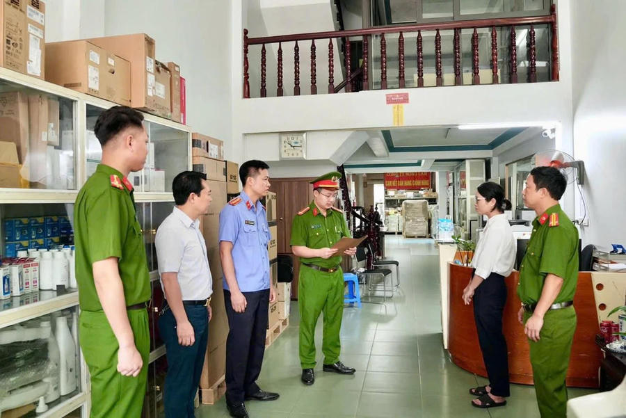 Cơ quan cảnh sát điều tra khám xét khẩn cấp Công ty TNHH Thương mại và Dịch vụ Sông Lam. Ảnh: C.A