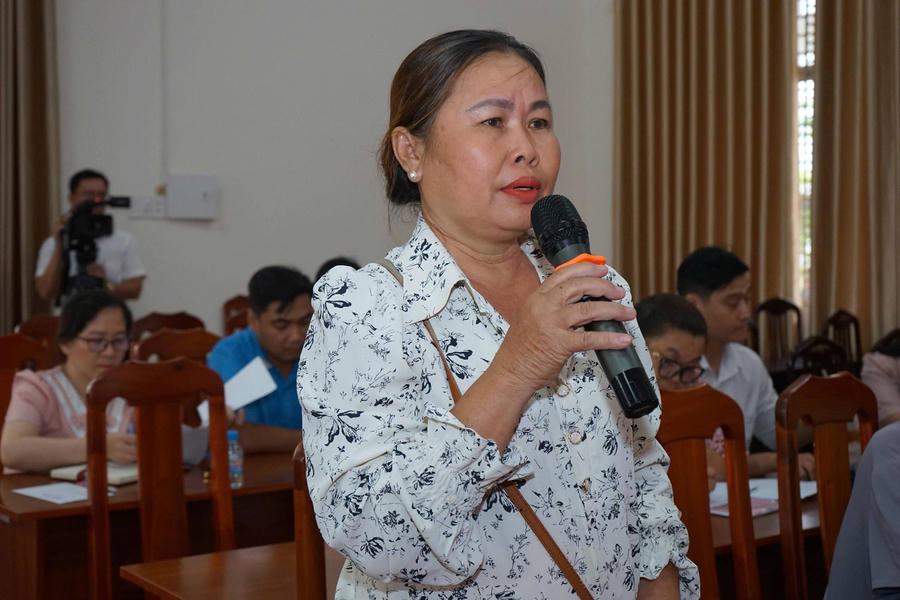 Cử tri phường Khánh Hậu đóng góp ý kiến.