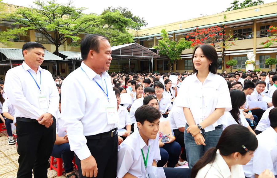 Ông Nguyễn Minh Luân - Ủy viên BTV Tỉnh ủy, Phó Chủ tịch UBND tỉnh, Trưởng Ban Chỉ đạo Kỳ thi tốt nghiệp THPT năm 2026 tỉnh Cà Mau, động viên thí sinh tại điểm thi Trường THPT Hồ Thị Kỷ trước giờ thi.