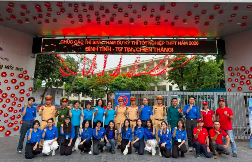 Tại các điểm thi trên địa bàn thành phố Hà Nội, lực lượng Cảnh sát giao thông có mặt từ rất sớm, phối hợp với các đơn vị có liên quan đảm bảo an ninh an toàn cũng như động viên các thí sinh.
Tại các điểm thi trên địa bàn thành phố Hà Nội, lực lượng Cảnh sát giao thông có mặt từ rất sớm, phối hợp với các đơn vị có liên quan đảm bảo an ninh an toàn cũng như động viên các thí sinh.