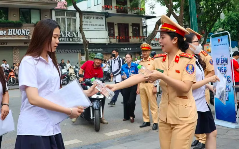 Cán bộ Đội 1, Đội CSGT Công an TP Hà Nội tiếp sức cho các sĩ tử tại các điểm thi trên địa bàn.