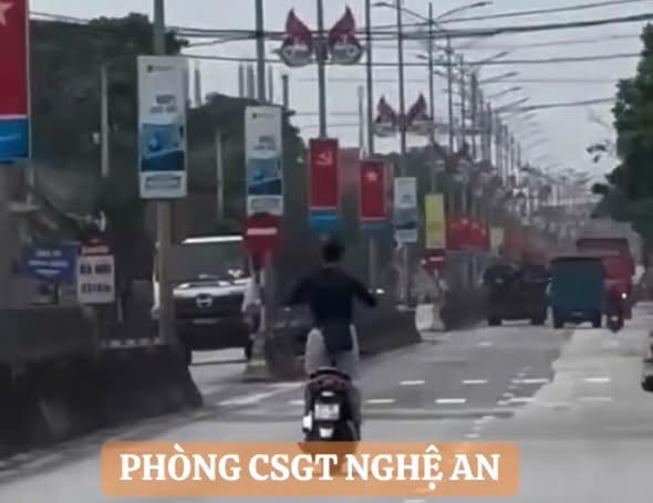 Nam thanh niên điều khiển xe mô tô buông cả hai tay - Ảnh cắt từ video.