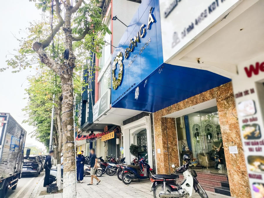 Cơ quan chức năng khám xét những cơ sở kinh doanh dịch vụ làm đẹp vi phạm. (Ảnh: Công an tỉnh Bắc Ninh)