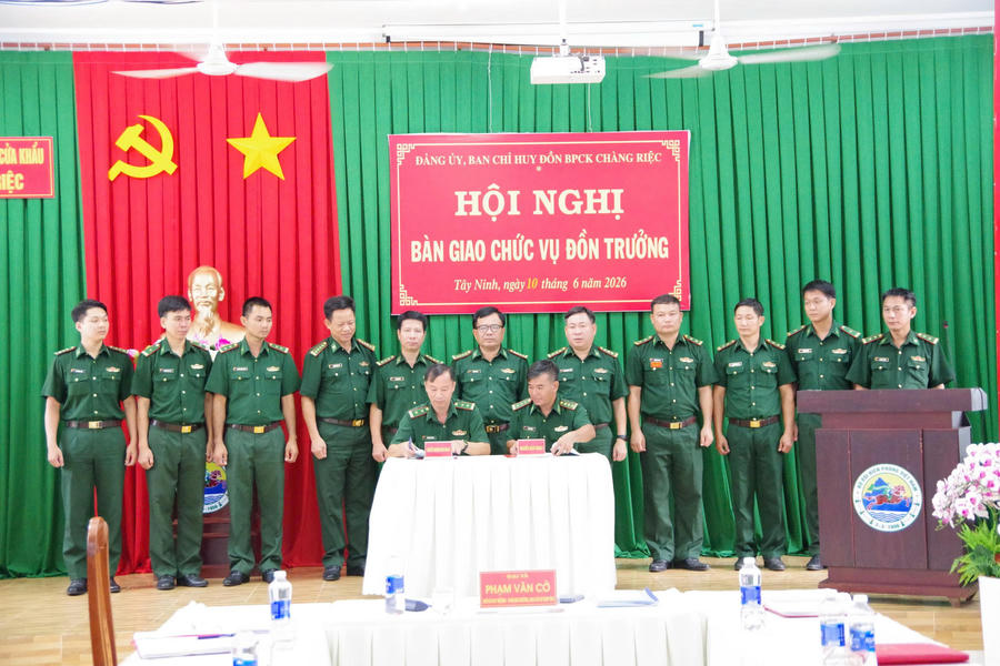 Thượng tá Vũ Văn Minh ký văn bản bàn giao chức vụ Đồn trưởng Đồn BPCK Chàng Riệc cho Trung tá Phạm Văn Toàn dưới sự chứng kiến của thủ trưởng Bộ Chỉ huy.