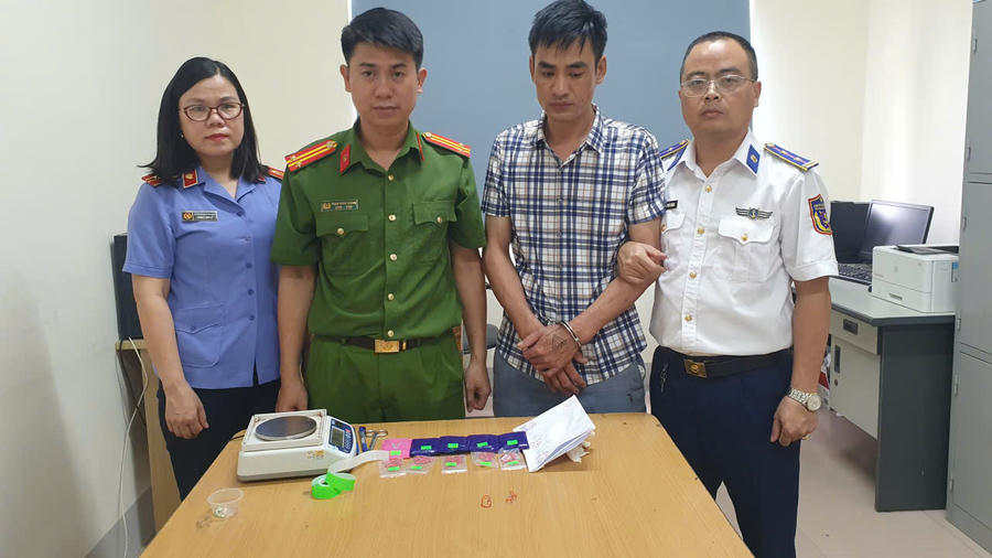 Hồ Xuân Tùng cùng tang vật.