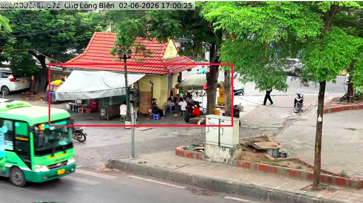Sử dụng trái phép vỉa hè để bày bán hàng hóa ở vườn hoa đối diện chợ Long Biên, phường Hồng Hà. Sử dụng trái phép vỉa hè để bày bán hàng hóa ở vườn hoa đối diện chợ Long Biên, phường Hồng Hà.