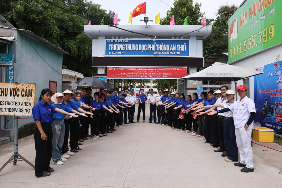 Hải đội 401 phối hợp cùng đoàn viên các lực lượng, địa phương triển khai chương trình “Tiếp sức mùa thi" tại điểm thi Trường THPT An Thới. (Ảnh: Mạnh Hùng)