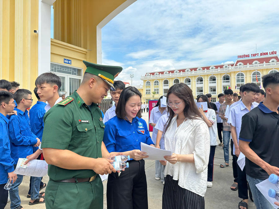 Lực lượng tham gia chương trình phát nước uống miễn phí và các nhu yếu phẩm cần thiết phục vụ thí sinh trong những ngày thi.