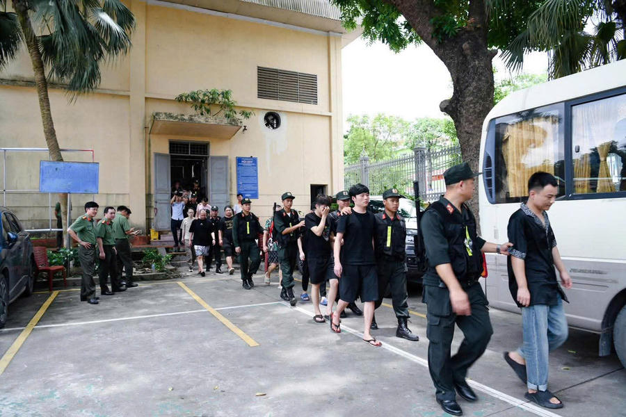 Các đối tượng trong đường dây bị lực lượng công an bắt quả tang và dẫn giải. Ảnh C.A tỉnh Phú Thọ