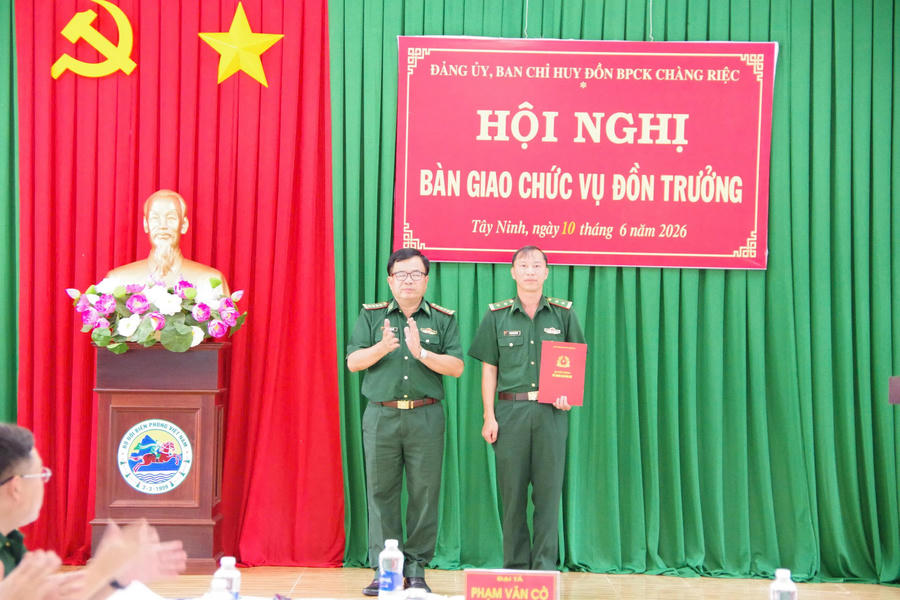 Trung tá Phạm Văn Toàn (bên phải) nhận quyết dịnh giữ chức vụ Đồn Biên phòng Cửa khẩu Chàng Riệc (BĐBP tỉnh Tây Ninh). 