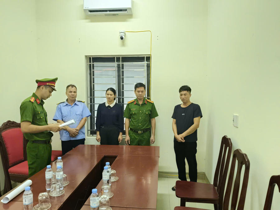 Cơ quan tố tụng đọc lệnh bắt tạm giam đối tượng Nguyễn Hữu Trung (áo đen, bìa phải). Cơ quan tố tụng đọc lệnh bắt tạm giam đối tượng Nguyễn Hữu Trung (áo đen, bìa phải).