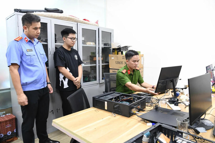 Cơ quan công an khám xét Công ty TNHH MTV Giải pháp công nghệ Tek-solution. Ảnh C.A Cơ quan công an khám xét Công ty TNHH MTV Giải pháp công nghệ Tek-solution. Ảnh C.A