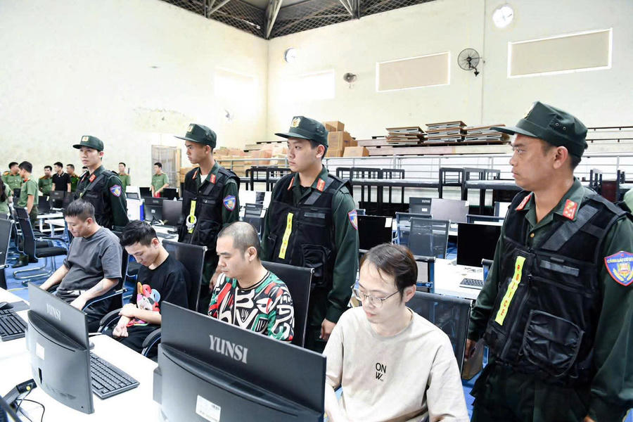 Các đối tượng trong đường dây bị lực lượng công an bắt quả tang và dẫn giải. Ảnh C.A tỉnh Phú Thọ