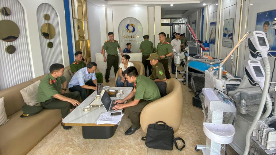 Cơ quan Công an khám xét một trong các cơ sở làm đẹp. Ảnh Công an tỉnh Bắc Ninh.