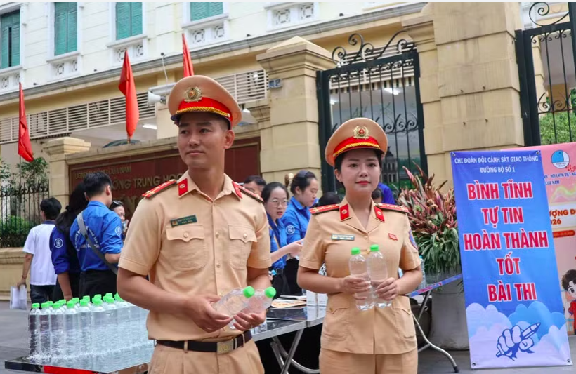 Cán bộ Đội 1, Đội CSGT Công an TP Hà Nội tiếp sức cho các sĩ tử tại các điểm thi trên địa bàn.