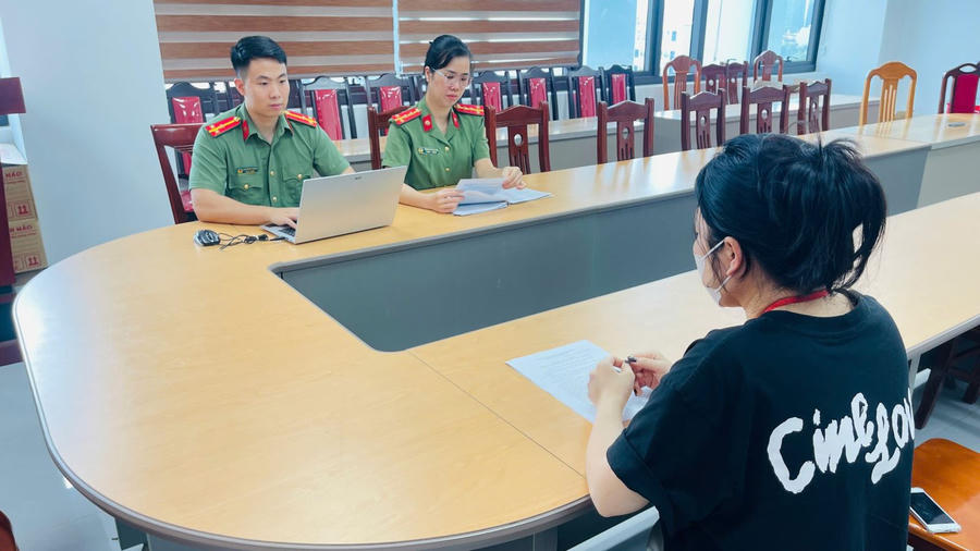 Quản lý các cơ sở làm đẹp tại cơ quan công an. Ảnh Công an tỉnh Bắc Ninh