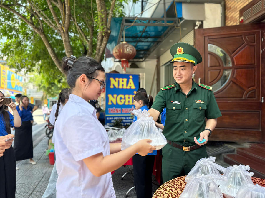 Lực lượng tham gia chương trình tổ chức phát cơm miễn phí cho các thí sinh có hoàn cảnh khó khăn, thí sinh ở xa điểm thi và người nhà thí sinh.