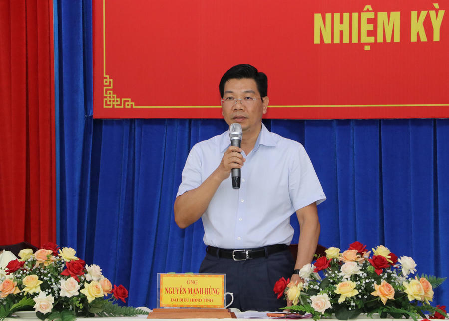 Phó Bí thư Thường trực Tỉnh ủy, Chủ tịch HĐND tỉnh Nguyễn Mạnh Hùng phát biểu tại buổi tiếp xúc cử tri