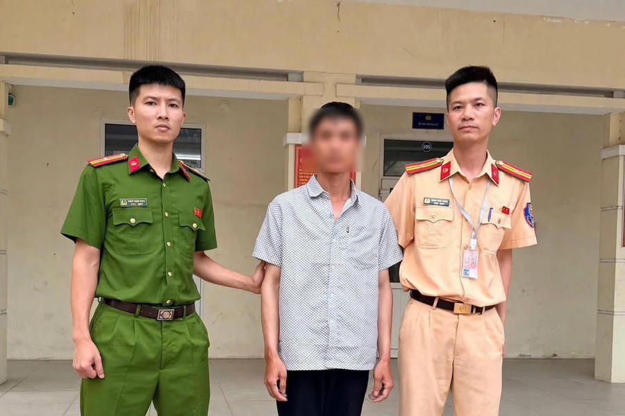Thí sinh gian lận kỳ thi sát hạch bằng lái xe dùng camera cúc áo. Ảnh C.A