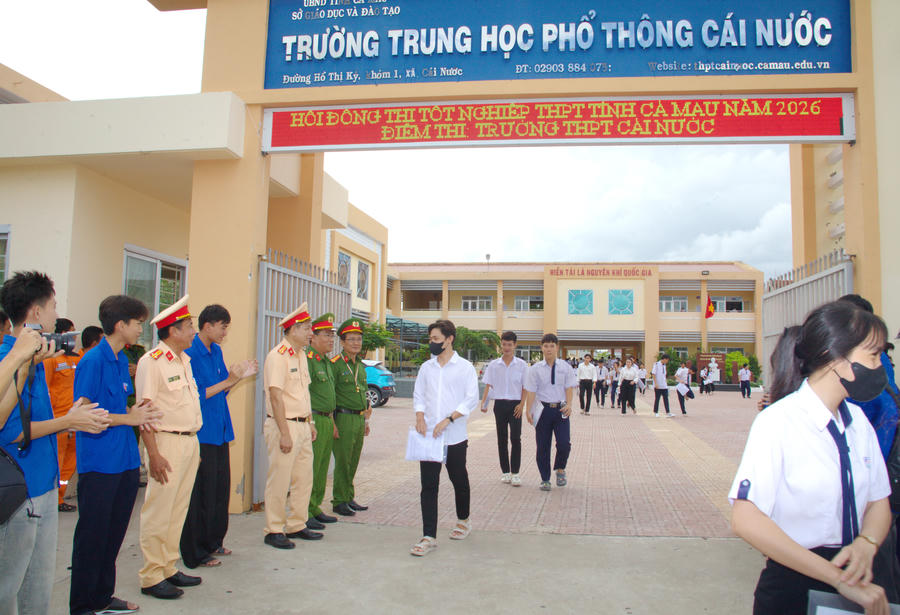 Lãnh đạo Phòng Cảnh sát giao thông, Đội Cảnh sát giao thông số 2 khu vực Cà Mau và Công an xã Cái Nước thăm hỏi, động viên thí sinh sau khi hoàn thành ngày thi thứ hai của Kỳ thi tốt nghiệp THPT năm 2026.