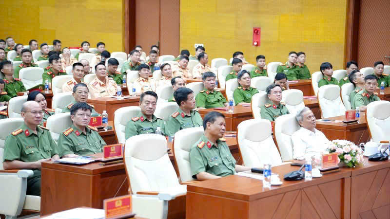 Các đại biểu tham dự.