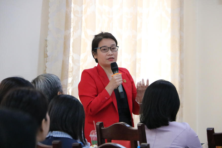 : Luật sư Nguyễn Thị Hồng Ngân, Trưởng Ban Pháp luật VLA trình bày chuyên đề tại buổi tọa đàm