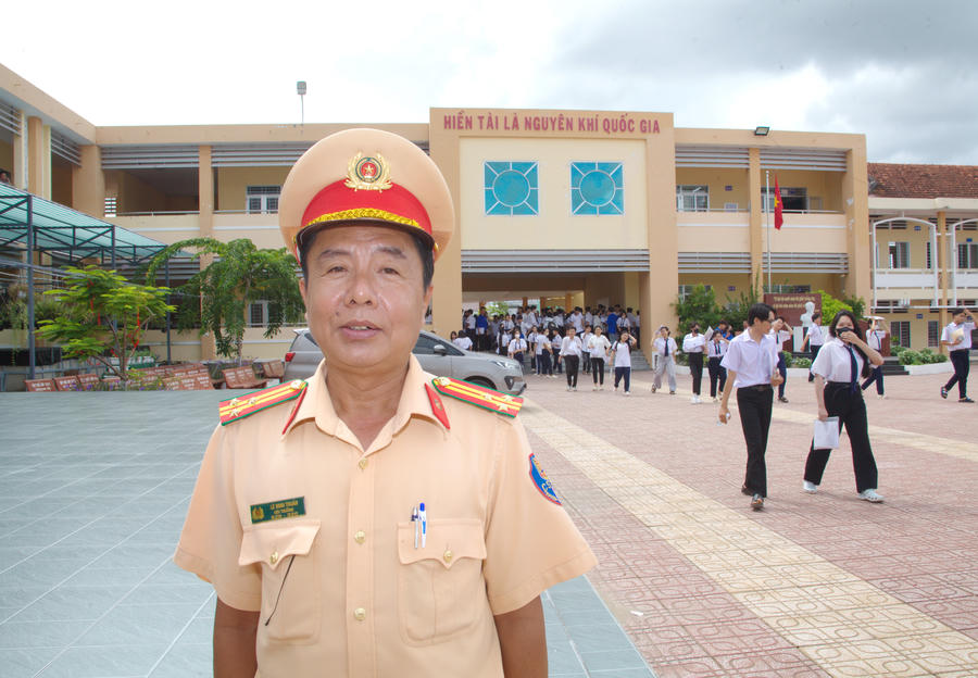 Thượng tá Lê Minh Thuấn - Đội trưởng Đội Cảnh sát giao thông số 2, Phòng Cảnh sát giao thông Công an tỉnh Cà Mau trao đổi với phóng viên.