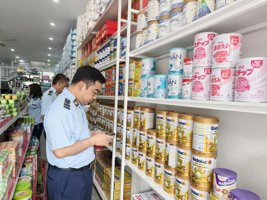Lực lượng chức năng kiểm tra sản phẩm sữa tại cơ sở kinh doanh. (Ảnh: dms.gov.vn)