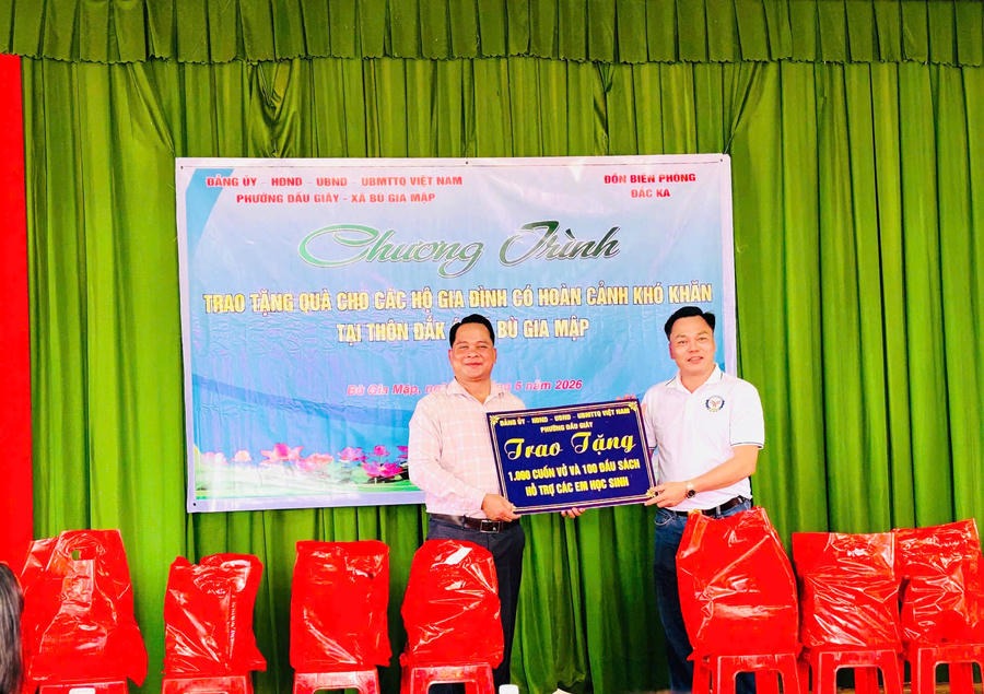 Đoàn công tác phường Dầu Giây đã trao tặng 50 phần quà cho các hộ nghèo tại thôn Đăk Á, xã Bù Gia Mập.