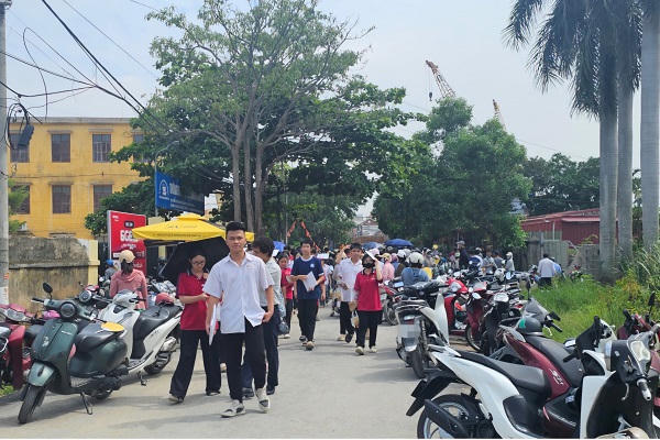 Các thí sinh hoàn thành kỳ thi, rời trường trong tâm trạng nhẹ nhõm, phấn khởi.