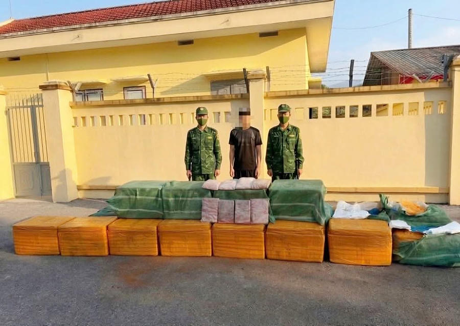 Lực lượng chức năng đưa người, phương tiện và tang vật về đơn vị để tiếp tục xác minh, xử lý.