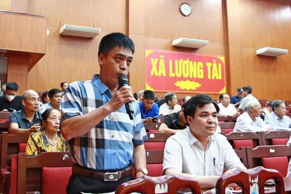 Cử tri thôn Bái Giang xã Lương Tài nêu ý kiến tại hội nghị.